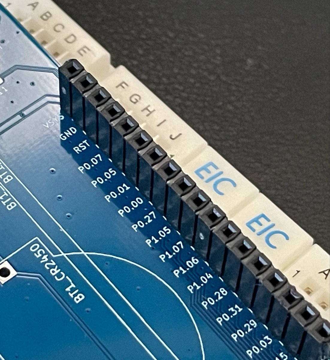 Rimebeck's tweet photo. 基板届きましたー！
案の定、通常サイズのブレットボードには刺さらなかったので2枚連結するか、ピンソケットで直接ジャンパー線と繋ぐか工夫が必要そうです（おそらく後者が現実的） https://t.co/XLycot8KfE