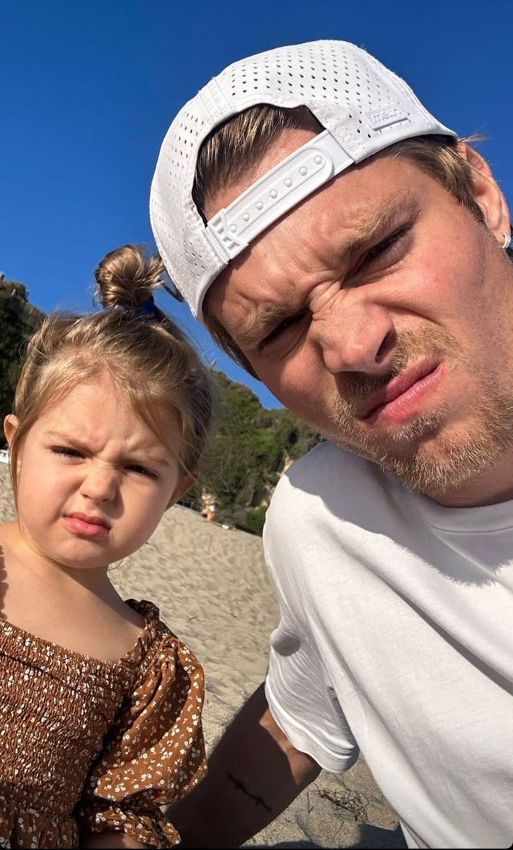 keydzz_'s tweet photo. Hoje é o dia da minha menina, do meu maior presente e de uma das maiores razões do meu sorriso. 💕 Filha,. Tenho orgulho da pessoa que você é e sou imensamente feliz por ser seu pai. Te amo mais do que palavras conseguem explicar. Feliz aniversário, minha filha! https://t.co/aCiZwFTmBr