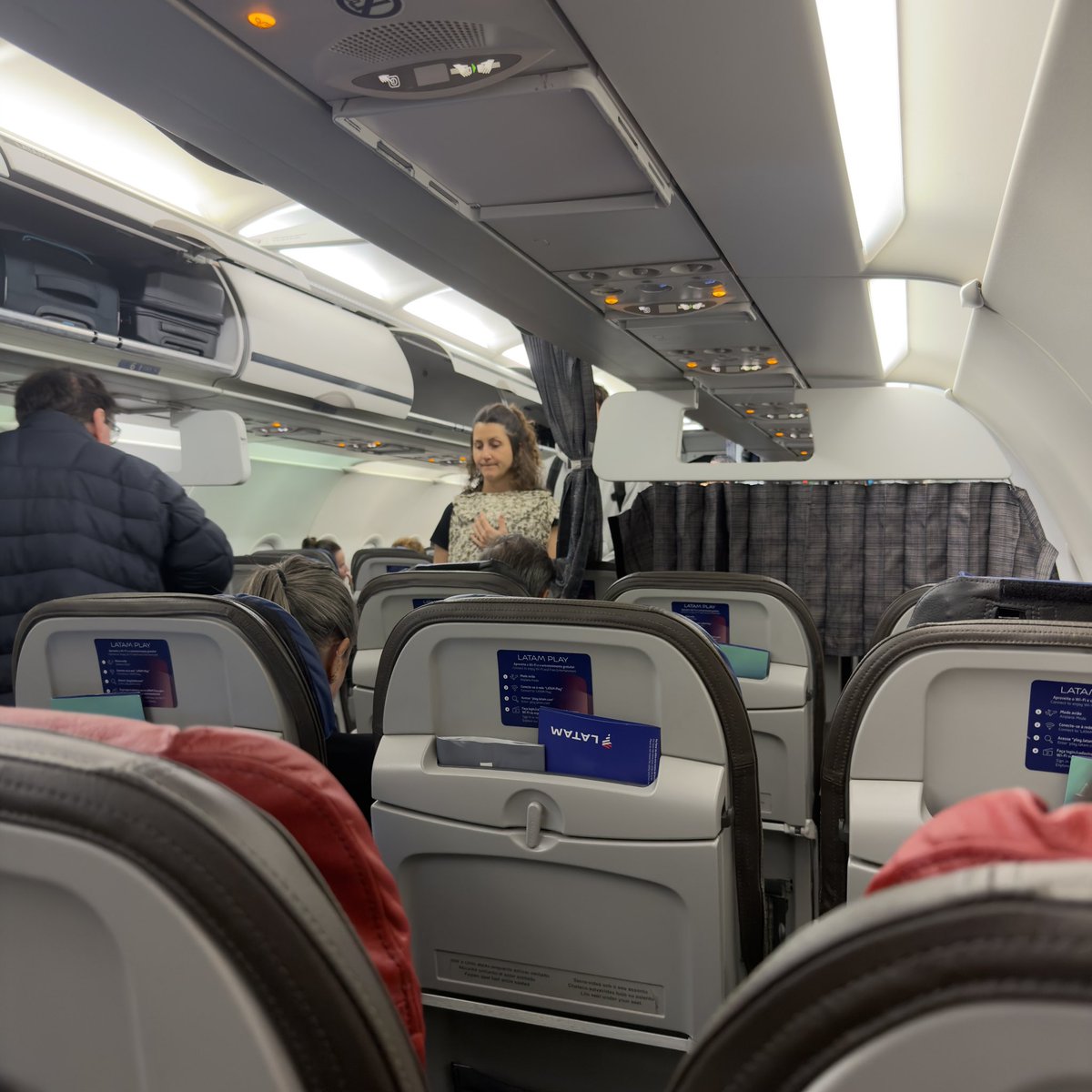 SilveraPecuaria's tweet photo. 1. Conversando agora com dois empresários, um agro e um do setor de transportes. Perguntei se ouviram falar da sabatina do @tallisgomes com os presidenciáveis. Visão unânime: nosso inimigo é o PT / Lula / Dirceu. Todos que estão tentando tirar votos do @FlavioBolsonaro estão brincando com fogo e estão favorecendo o PT. Novo, PSD, MBL, todos. Flávio é o único caminho. Se ganharmos, SELIC vem abaixo. Se perdermos, foda-se o Brasil vai terminar se implodir.

2. Meu irmão tem uma construtora. Trabalha com companhias como Cyrela, CFL, Melnick. Construção civil tá fodida, margem apertada, estoque subindo, queimando caixa.

3. Amigo produtor rural há duas semanas estávamos conversando sobre milho / soja. Produtores estão esmagados afundados em dívida e prejudicados por anos de política entreguista.

4. Amigo Diretor Comercial em IF: 40% da receita de crédito indo pro pau. Margem líquida negativa. 80% endividados, 60% inadimplente.

Brasil tá implodindo na base e no meio da pirâmide sócio econômica. O topo da pirâmide tem muito capital e segue comprando quem tá quebrando.

Ano que vem teremos mais uma bomba com a nova reforma tributária com a adição de mais uma linha de impostos.

@RenanSantosMBL @ronaldocaiado @RomeuZema deveriam largar a candidatura agora e apoiar o Flávio para ganharmos a eleição. Depois da eleição, com a direita no executivo, quebrem o pau e fodam-se brigando.

Mas como sempre a prioridade não é o Brasil.