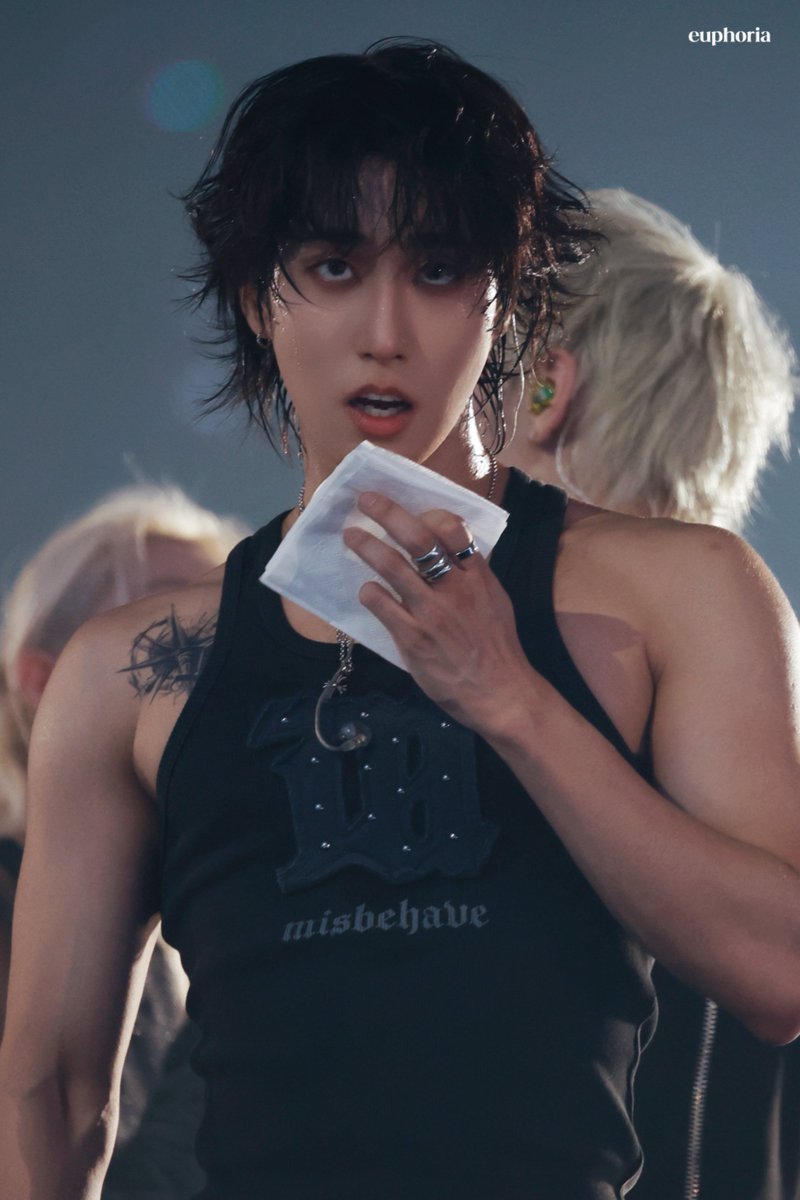 HANmagnitude's tweet photo. what even IS THIS lee minho you lucky mf https://t.co/HseN93FMjJ