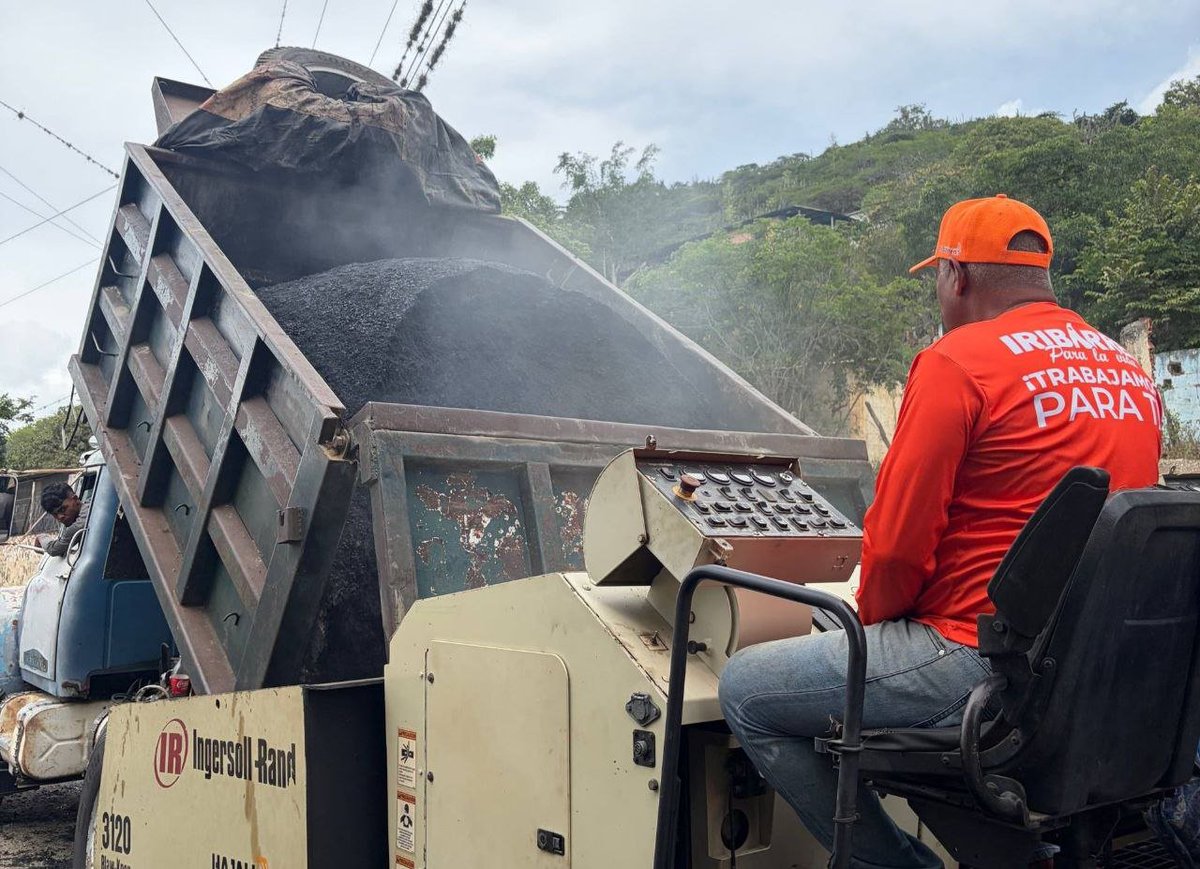avnve's tweet photo. #Regiones || Alcalde de Barquisimeto inspeccionó plan de asfaltado en vía Guayamure

➡️https://t.co/3dGqJ9sBou https://t.co/KIn42aJhLd