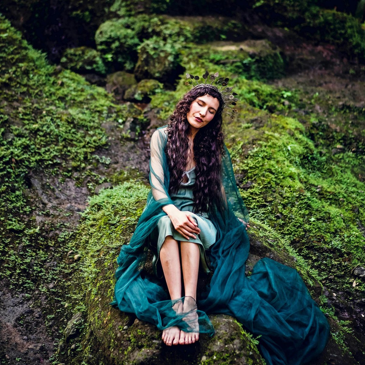 indierocks's tweet photo. Karen y Los Remedios estrena “Ninfa”. 🍃

El trío mexicano comparte el segundo adelanto de su próximo disco, Bestiaria. Un tema inspirado en la mitología griega que explora la transformación y la fragilidad humana.

Dale play aquí: https://t.co/6WHhqNfyQ5 https://t.co/tdFGeVLguS