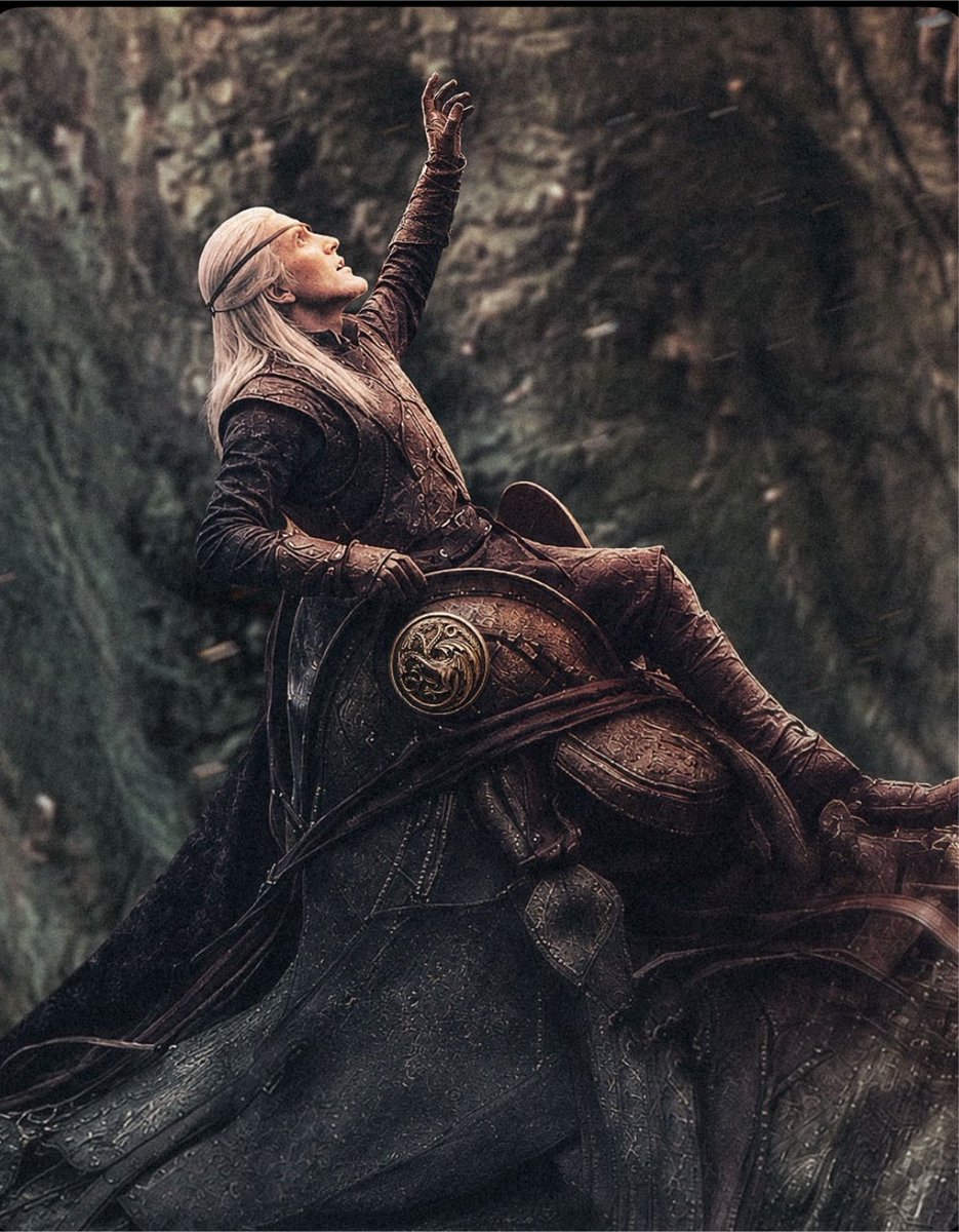 Gaxxod2's tweet photo. #HouseOfTheDragon

Battle Above the Gods Eye masih jadi duel paling gila di seluruh sejarah Targaryen sih 😭

Bayangin aja, Daemon sengaja ngiket dirinya ke sadel Caraxes sebelum bertarung, seolah dia udah tahu ini bisa jadi perjalanan terakhirnya.

Terus di tengah pertarungan, dia nekat lompat dari Caraxes ke Vhagar lalu menusukkan Dark Sister tepat ke mata Aemond.

Aemond akhirnya ditemukan masih terikat di sadel Vhagar, dengan Dark Sister masih tertancap di mata kirinya.

Sementara Daemon… tubuhnya gak pernah ditemukan.

Menurut kalian, Daemon emang udah siap mati demi mengakhiri Aemond, atau masih ada kemungkinan dia selamat?

#HOTD