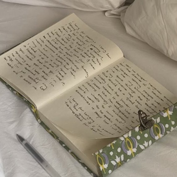 yoursreche's tweet photo. she longs for feelings. she longs for falling in love, for yearning. y esta libreta está ardiendo https://t.co/2W29wuAERs