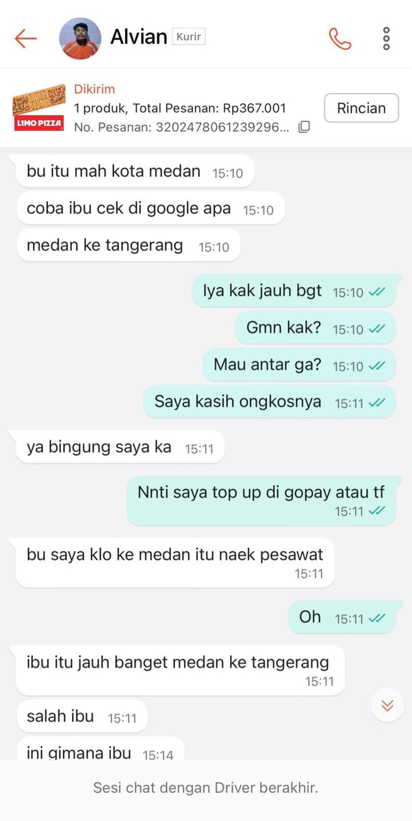 ssdariwarga's tweet photo. Ada warga thread mesen sopifud seharga hampir 400 ribu tapi hangus karena ketululannya sendiri

Jadi si ibu alias si warga threds ini pesen pizza panjang 1 meter yg harganya 370k tanpa teliti, pas mau dianter sama kurirnya ternyata kurirnya baru engeh ada yg aneh sama alamatnya. Abangnya mastiin kalo alamat pengirimannya bener atau ngga? Ibunya jawab bener katanya. 

"Bener gimana si ibu? Itu medan, ini tangerang."

Ternyata si ibu beli pizza di restoran yg di Tangerang padahal dia sendiri di Medan 😩

Yang bikin kesel, si ibu malah nanya gini, "kalo kirim ke sini nambah ongkosnya berapa pak? 40 menitan ya pak?"

Tangerang ke medan coyyy dia mau ngongkosin😭😭

Abangnya tanya lagi, "Medan mana sih ibu? Kota medan?"

Ibunya share lokasi📍📍📍

Abang sopipudnya langsung gregetan. "Bu itu mah kota medan😩😩😩. Tangerang ke medan jauh bu. Ibu coba cek google deh."

Udah segitunya si abang, si ibu malah tanya,  "Berapa menit bang?" Sekali lagi  ... BERAPA MENIT BANG CEUNAH! 

BU ITU TANGERANG KE MEDAAAAAAAAAN ALLAHUAKBAR

Abangnya masih jawabin dengan baik meskipun keliatan geregetan. "Medan ke Tangerang, coba ibucekf di google apa?"

Belum sampe situ, si ibu bilang lagi. "Iya jauh banget. Gimana kak? Mau antar ga? Saya kasih ongkosnya. Nanti saya topup di gopay atau tf."

COYYY DEMI SEKOTAK PIZZA DIA RELA KASIH ONGKOS ABANG SOPIPUD DARI TANGERANG KE MEDAN. SEKALI LAGI MEDAN😭😭

Si abangnya jawab, "Ya bingung saya, soalnya kalo ke mesan itu naek pesawat."

Dari si ibu langsung bilanb 'oh'. 

Dia baru nyadar kalo tangerang ke medan tuh jauh banget. YAIYALAH! gue kalo jadi abangnya udah gue ketik gini: LU DARI TADI GUE SURUH CEK GOOGLE LU CEK KAGA SIH?? TANGERANG AMA MEDAN TUH BEDA PULAU BUSETTTTT! 

Mana plotwisnya si ibu ini umurnya masih 20an akhir😭 lu kata gue segaptek apa sih apa gatau medan tangerang tuu sejauh apa? Bahkan ga punya hp pun tahu karena ada mata pelajaran geografi