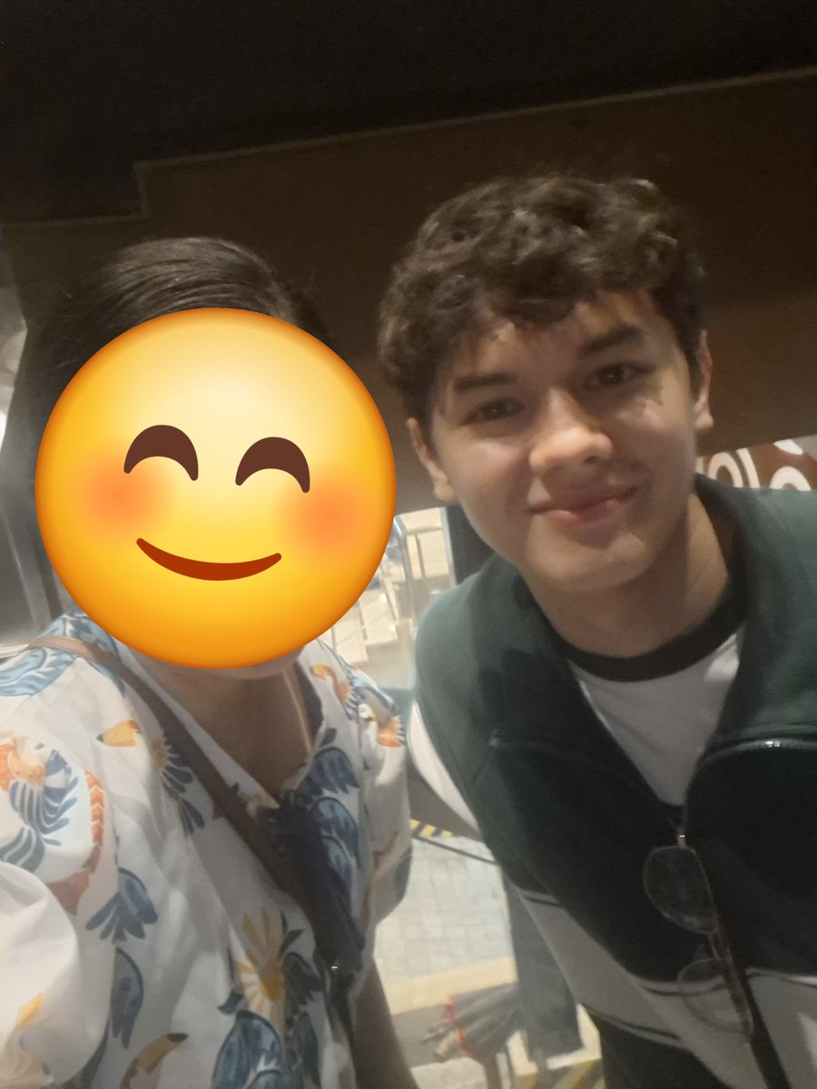 crazyleideh's tweet photo. Sama ko nadin si Kira and Josh ...

Ang cute lang nila kasi kasabay ko sila pababa ng hagdan, nafeel ni kira na gusto ko din sana magpa pic 
Kira : hi,
Me : can i take a pic po with you and josh ?
Kira : absolutely!

Na british accent ako mami! 😅 love k kaung 2!:) https://t.co/BRplqZVUQQ