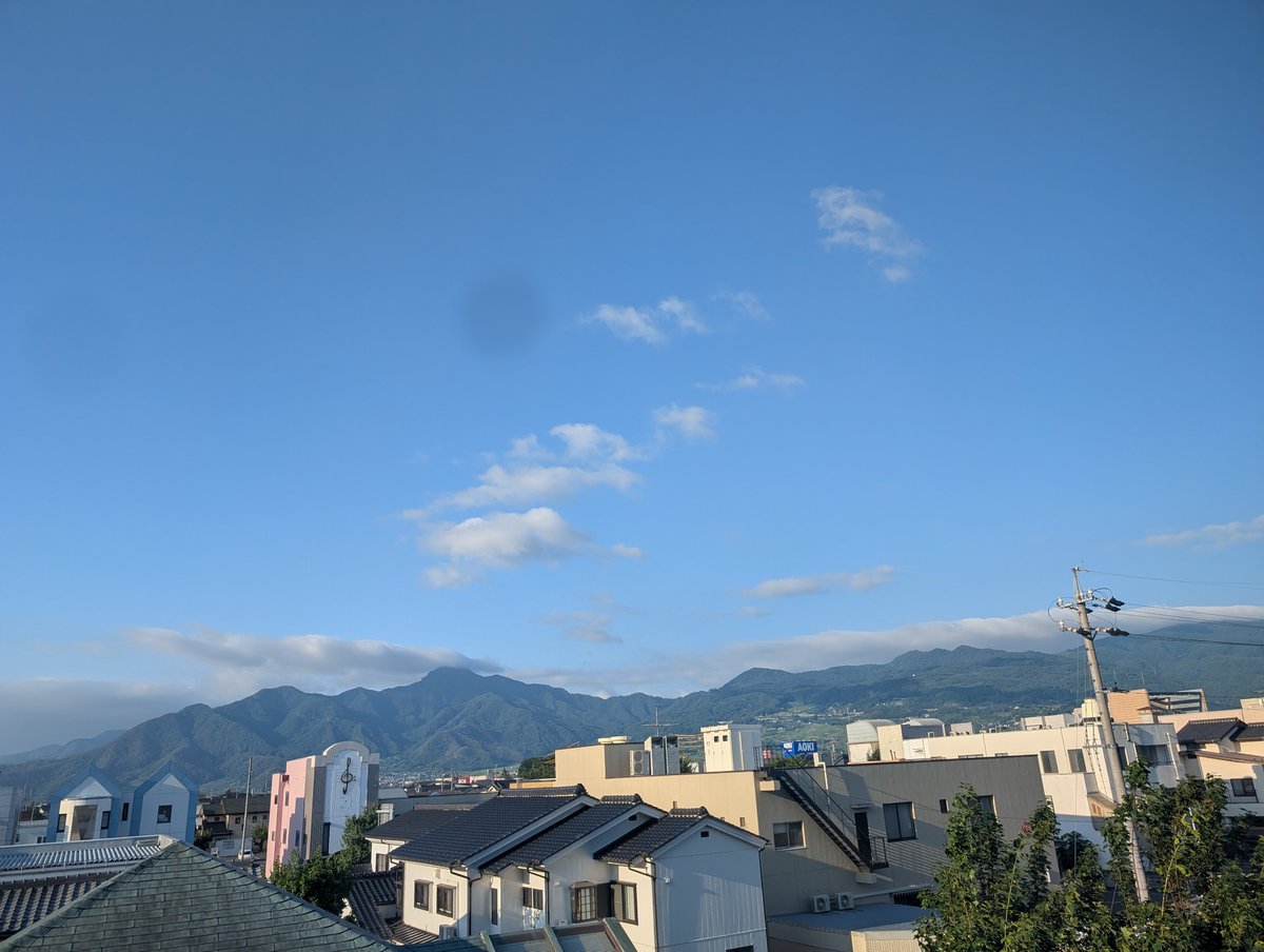 socajamin's tweet photo. アルプスは見えないけど、山に囲まれながら、お仕事です https://t.co/8Le287xfV5