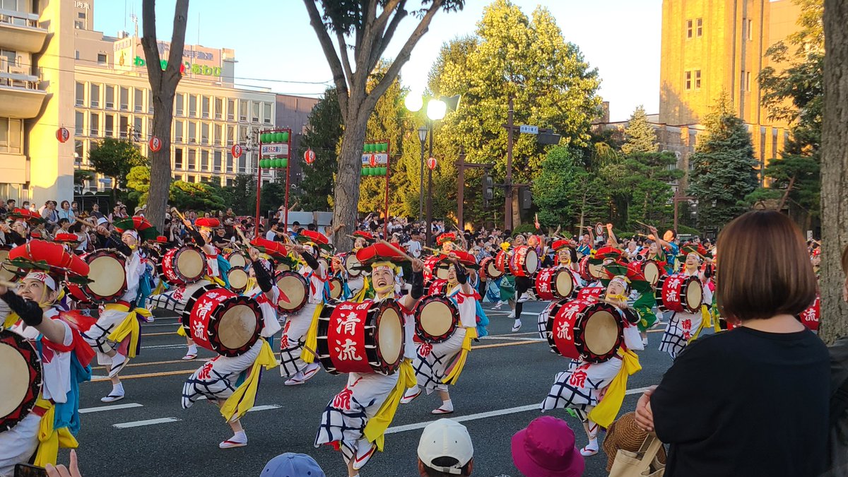 higuma4124's tweet photo. 昨日は最終日のさんさ踊りへ。
何回見ても盛岡の夏の訪れを実感できる良いお祭りですな～😄
雨の前半、晴れの後半……四日間お疲れ様でした😊

#岩手
#盛岡市
#さんさ踊り
#祭り https://t.co/dEuE6OQHul