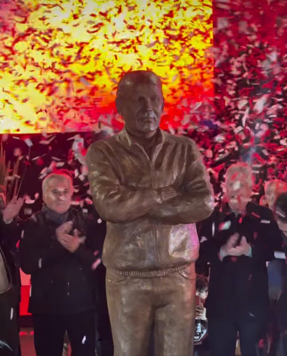 larubiad's tweet photo. Alejandro Sabella, prócer de #EDLP, inmortalizado para siempre en el Paseo de Los Profesores en el @EstadioHirschi.  Su familia y Camino y Gugnali, sus laderos, presentes en el homenaje.
Gracias por tu sabiduría y tu grandeza, Ale. Te extrañamos todos los días de nuestras vidas🇦🇹 https://t.co/tqnHPnzLpz
