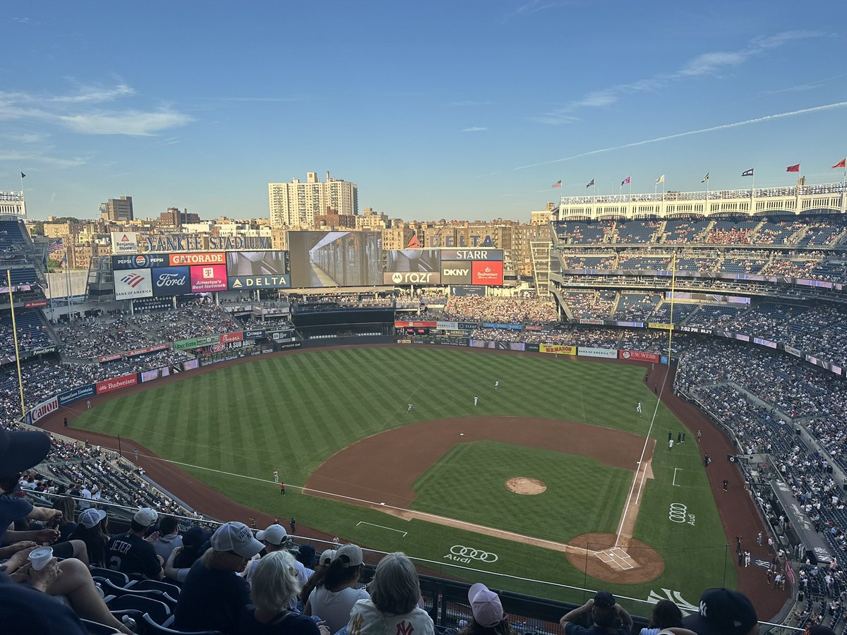 RedSoxFra's tweet photo. En territoire ennemi ! #LetsGoRedSox https://t.co/pInBwDerH0