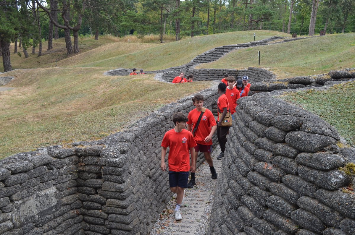 vimyfoundation's tweet photo. Quatrième journée du Prix Vimy Beaverbrook! Les élèves ont exploré la Crête de Vimy, en commençant par le Mémorial national du Canada à Vimy et les tunnels de Vimy, guidés par Parker Hillman, guide d'Anciens Combattants Canada et ancien participant du Prix Vimy Beaverbrook 2023. https://t.co/ghqia6a04e