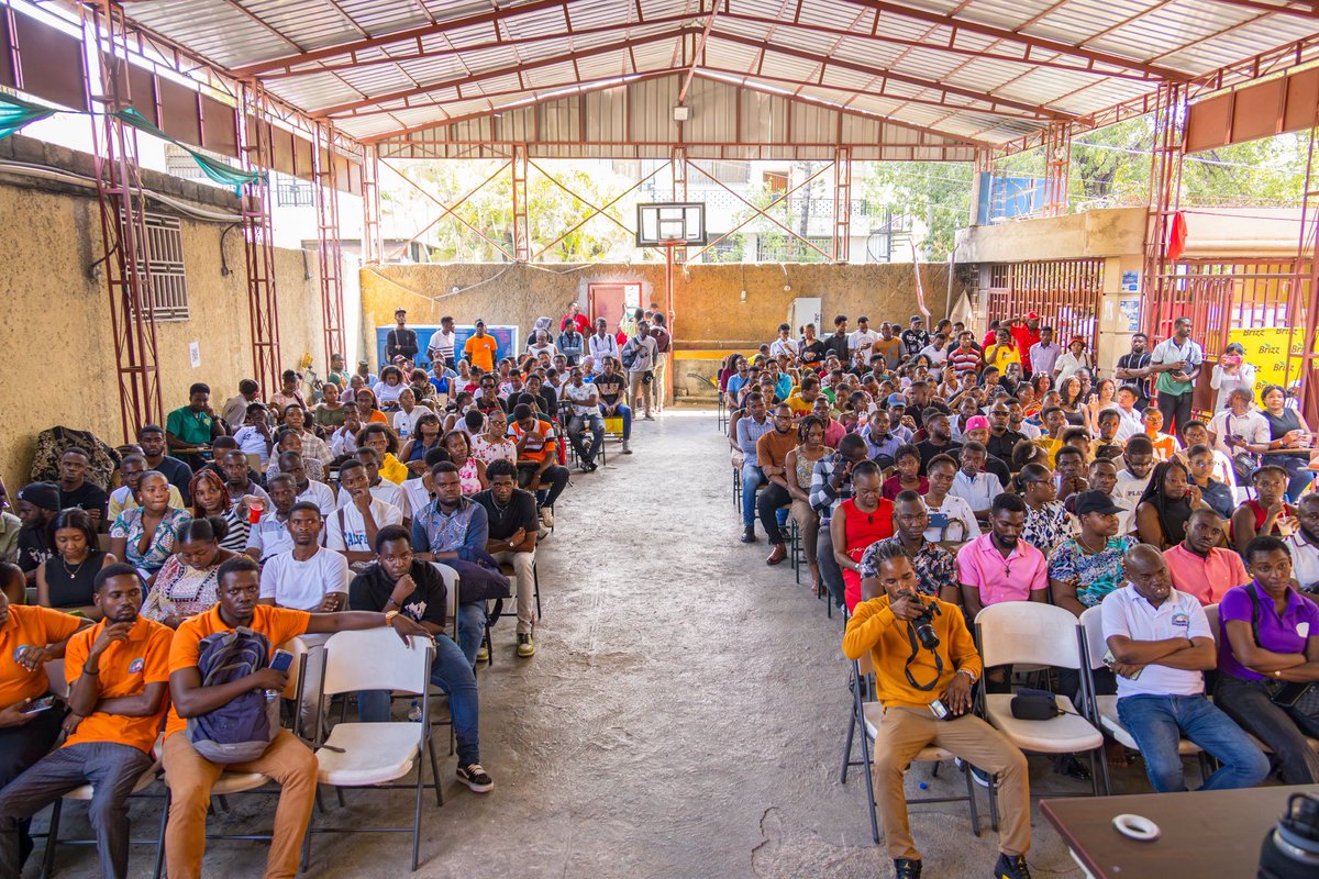 etzeremile's tweet photo. 🔵🔴Samdi pase a, m te nan inivèsite UNASMOH pou prezante yon konferans sou wòl inivèsite nan pwodui inovasyon pou ka rezoud kriz la. Se te moman tou pou m te tou vizite bèl makèt pwojè modènizasyon Pòtoprens etidyan enjenyè yo te devlope. M gen anpil admirasyon pou talan ak kreyativite etidyan yo ki rive pwopoze modèl sistèm kouran, wout ak lòt enfrastrikti pou devlope peyi a. Chapo! Mèsi pou onè sa nou te fè m. Konpliman ! 🔵🔴
