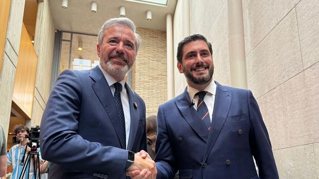 FonsiLoaiza's tweet photo. PP y VOX han expropiado 16,5 hectáreas de terrenos para un centro de datos de Microsoft en Aragón. Los máximos accionistas de Microsoft son los fondos de inversión estadounidenses Vanguard y BlackRock. Prioridad "nacional". https://t.co/LTZqB3xpbP