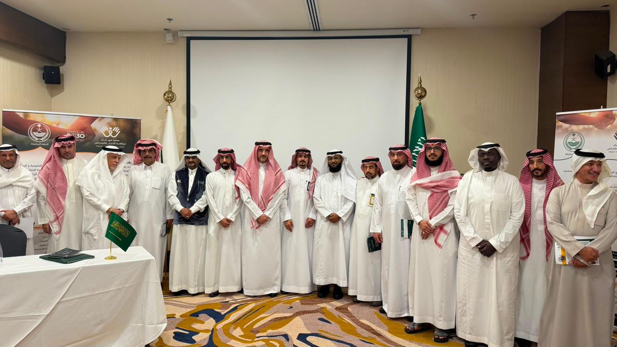 HCCHT_SA's tweet photo. سعدنا اليوم في جمعية عبور إنسان لمكافحة الاتجار بالأشخاص بعقد اجتماع تعريفي استعرضنا خلاله دور الجمعية، ومهامها، وأهدافها، واستراتيجيتها، بحضور مميز من ممثلي عدد من الجهات الحكومية ذات العلاقة.

كما تضمن اللقاء التعريف بمبادرة تفعيل اليوم العالمي لمكافحة الاتجار بالأشخاص، وتنفيذ استبيان قياس المعرفة بمكافحة الاتجار بالأشخاص؛ بهدف تعزيز الوعي المجتمعي، ودعم الجهود الوطنية في الوقاية من هذه الجريمة، وبناء الشراكات الفاعلة بما يسهم في تحقيق رسالة الجمعية وخدمة المجتمع.

#اليوم_العالمي_لمكافحة_الاتجار_بالأشخاص #مكافحة_الاتجار_بالأشخاص #جمعية_عبور_إنسان #الشراكة_المجتمعية
#التوعية
