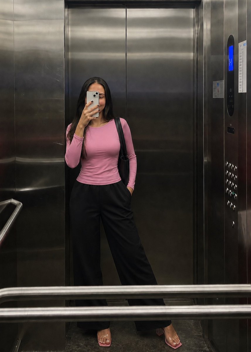 isuperioraiman's tweet photo. CEO energy only👸💞 https://t.co/xQYGO5kCTz