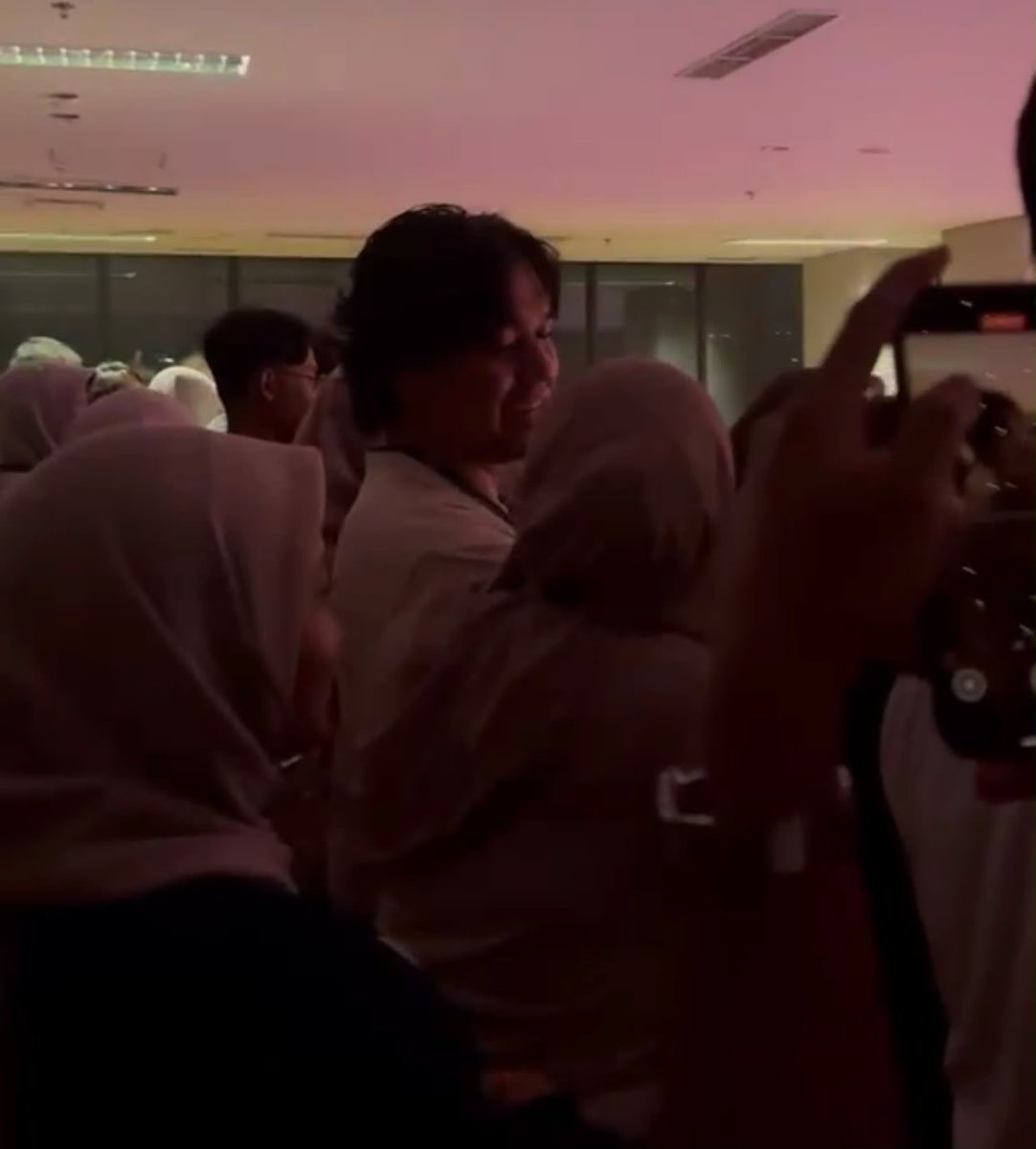 neineeee's tweet photo. X do ur magic, temenku ketemu mas mas di konser Mocca Perpus Cikini-TIM tanggal 17 Juli kemarin, awalnya masnya ini nawarin bantu take video karena kesulitan buat ambil videonya terus ngobrol nyambung banget tapi lupa kenalan namanya, pls pertemukan mereka tag orgnya #doyourmagic https://t.co/KbtzSWxxzm