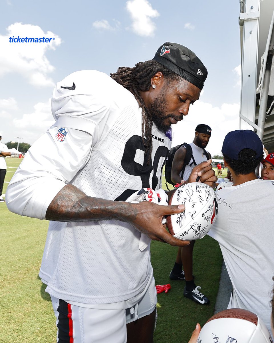 HoustonTexans's tweet photo. No better feeling than being back home 🫶 https://t.co/rd7o1B9FhH