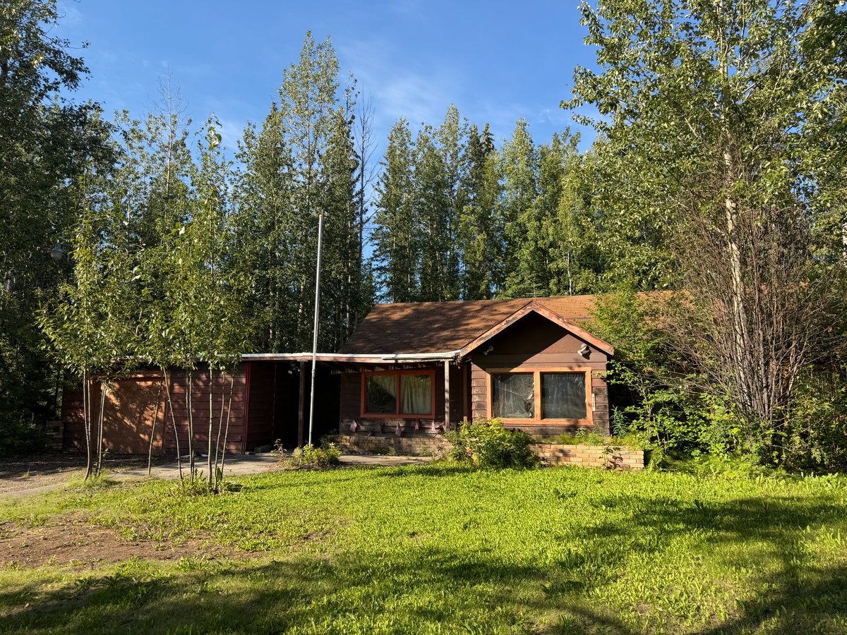 LisaDWilliamson's tweet photo. SWEAT EQUITY OPPORTUNITY – CASH ONLY
Fixer-upper with incredible potential! $40,000 below assessed value, this offers a rare opportunity! As-Is. Call Dave Somers - Lisa Williamson @ Somers Sotheby’s International Realty at 907-388-7653/907-388-3264 @EielsonAirForce #HomeForSale https://t.co/w5f7tyOFfP