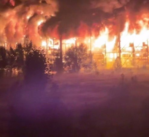 SputnikInt's tweet photo. 🔥 Explosions heard in Kiev, fires reported in several districts

More than 30 explosions were heard in Kiev and the surrounding region, according to local media accounts.

Local authorities reported fires at warehouses and non-residential premises, while Ukrainian channels wrote about possible hits on a logistics center and energy-related facilities.

Secondary detonations were also reported at one of the storage sites.

Footage from social media