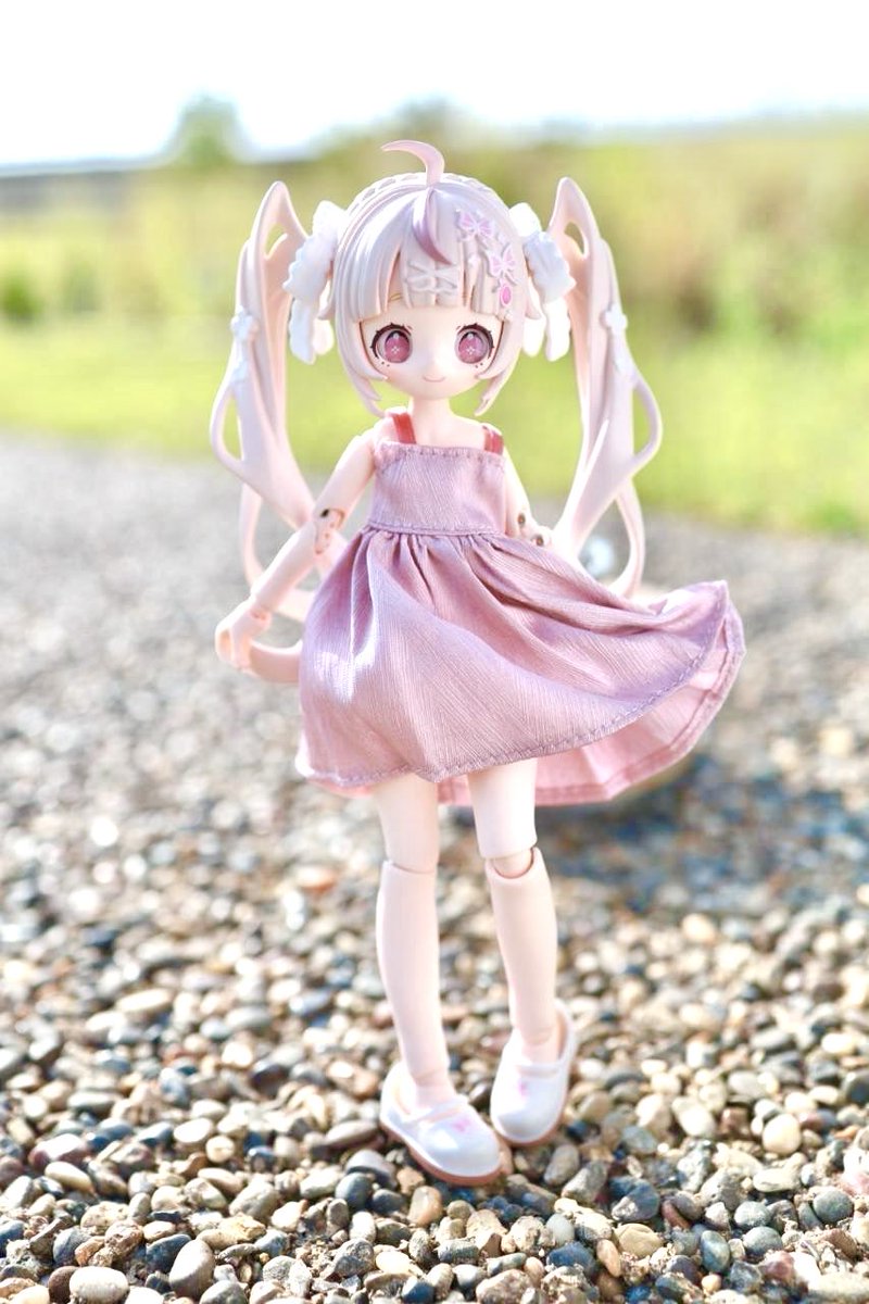 Mochilcx's tweet photo. おはようございます☀
セリアでドール服が売っていたので試しに着てもらったけど、100均のクオリティとは思えないくらい出来が良くて感動✨ https://t.co/VLjFOTE2GM