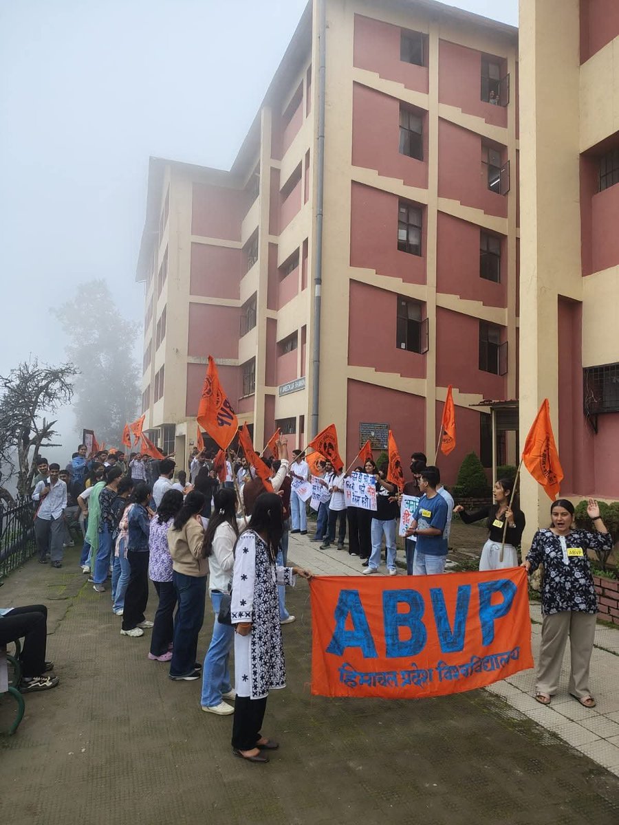 ABVPVoice's tweet photo. हिमाचल प्रदेश विश्वविद्यालय, शिमला द्वारा की गई भारी फीस वृद्धि के विरोध में विद्यार्थियों के हितों की रक्षा हेतु अभाविप हिमाचल प्रदेश विश्वविद्यालय इकाई के कार्यकर्ताओं ने छात्र आक्रोश रैली एवं शांतिपूर्ण विरोध प्रदर्शन किया। यह आंदोलन शिक्षा को सभी विद्यार्थियों के लिए सुलभ एवं न्यायसंगत बनाए रखने तथा अनुचित फीस वृद्धि को वापस लेने की मांग को लेकर आयोजित किया गया।

आंदोलन को आगे बढ़ाते हुए कार्यकर्ता अपनी मांगों के समर्थन में भूख हड़ताल पर बैठे। जब तक विद्यार्थियों के हितों के अनुरूप निर्णय नहीं लिया जाता और फीस वृद्धि वापस नहीं होती, तब तक यह लोकतांत्रिक संघर्ष निरंतर जारी रहेगा।
