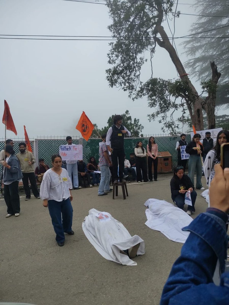 ABVPVoice's tweet photo. हिमाचल प्रदेश विश्वविद्यालय, शिमला द्वारा की गई भारी फीस वृद्धि के विरोध में विद्यार्थियों के हितों की रक्षा हेतु अभाविप हिमाचल प्रदेश विश्वविद्यालय इकाई के कार्यकर्ताओं ने छात्र आक्रोश रैली एवं शांतिपूर्ण विरोध प्रदर्शन किया। यह आंदोलन शिक्षा को सभी विद्यार्थियों के लिए सुलभ एवं न्यायसंगत बनाए रखने तथा अनुचित फीस वृद्धि को वापस लेने की मांग को लेकर आयोजित किया गया।

आंदोलन को आगे बढ़ाते हुए कार्यकर्ता अपनी मांगों के समर्थन में भूख हड़ताल पर बैठे। जब तक विद्यार्थियों के हितों के अनुरूप निर्णय नहीं लिया जाता और फीस वृद्धि वापस नहीं होती, तब तक यह लोकतांत्रिक संघर्ष निरंतर जारी रहेगा।