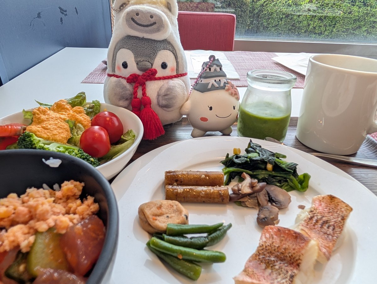 travel_koupen's tweet photo. 🎠「朝ごはんです🤤」
🏯「おーじさん グリーンスムージーで
　　お野菜とってくださいね🎵」 https://t.co/wGH9QrnK1b