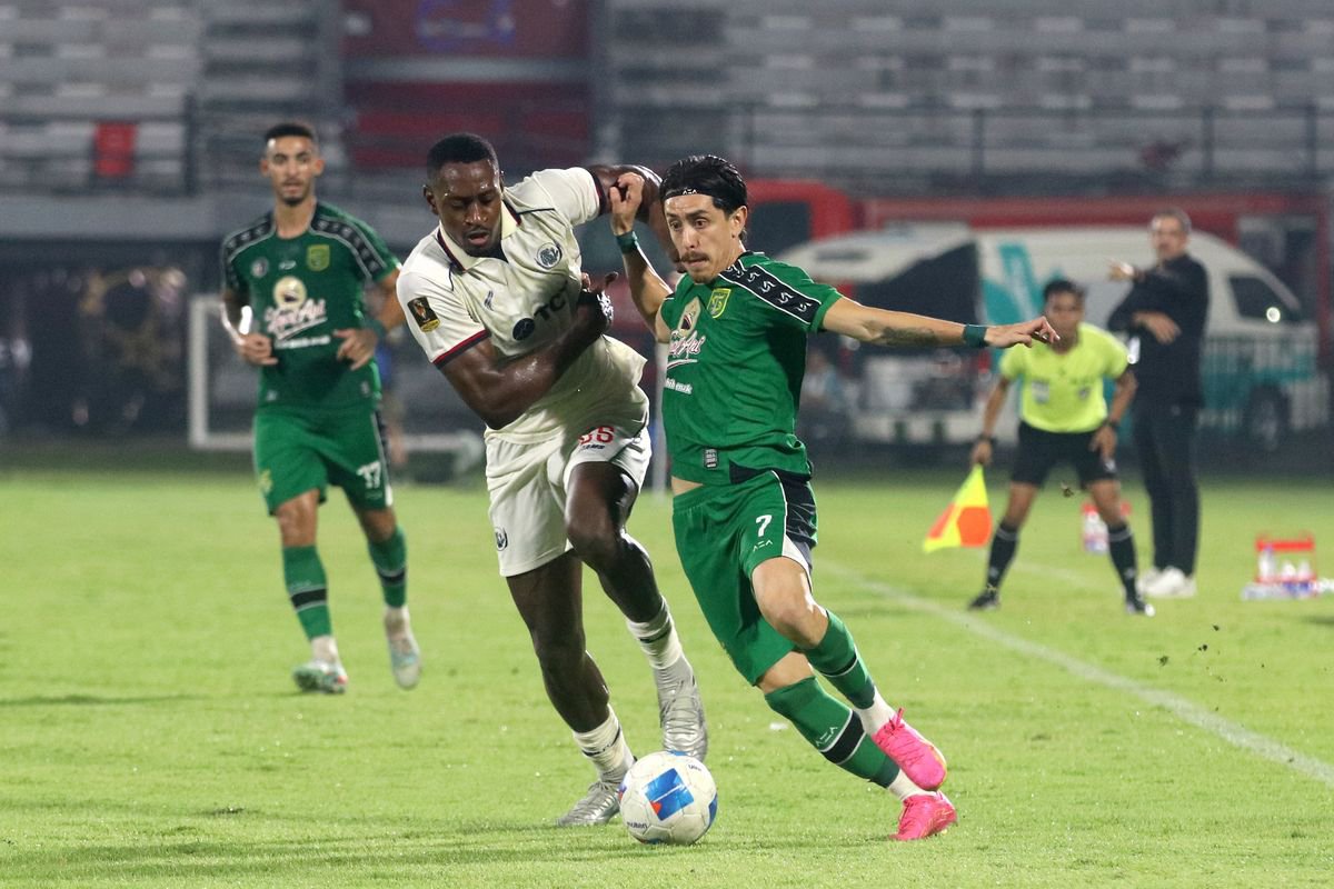 IndosFC's tweet photo. • PERSIB: ±50 jam (selesai 18.00)
• PERSEBAYA: ±45 jam (selesai 23.00)
• PERSIJA: ±46 jam (selesai 18.00)
• AREMA: ±41 jam (selesai 23.00)

* dalam WIB

Catatan diatas merupakan jarak waktu kosong dari satu pertandingan ke pertandingan berikutnya yang diikuti 4 tim di Semi Final (4/8) ke Final atau 3rd Place (6/8) turnamen pra musim, Piala Presiden 2026.

Waktu selesainya pertandingan (4/8) merupakan hasil pembulatan

• PSB v PSJ selesai 17.41 WIB
• PBY v AFC selesai 22.12 WIB

Catatan waktu diatas belum dikurangi oleh:
• Waktu tidur pemain/staff (2 malam)
• Waktu kepulangan dari venue ke hotel setelah Semi Final
• Waktu keberangkatan dari hotel ke venue sebelum Final/3rd place
• Latihan tim (jika digelar)

DAN KEMUDIAN DIA HANYA BERKATA "SEMOGA MEREKA AMAN"

GAK KAGET-KAGET BANGET SEBENERNYA SIH DARI STATEMENT DAN HISTORI KAPASITAS BELIAU

GIANNI INFANTINO SEMBAH SUJUD DIDEPAN LU BOSSS!!!

📸 Ofisial
📸 Suci Rahayu / Kompascom