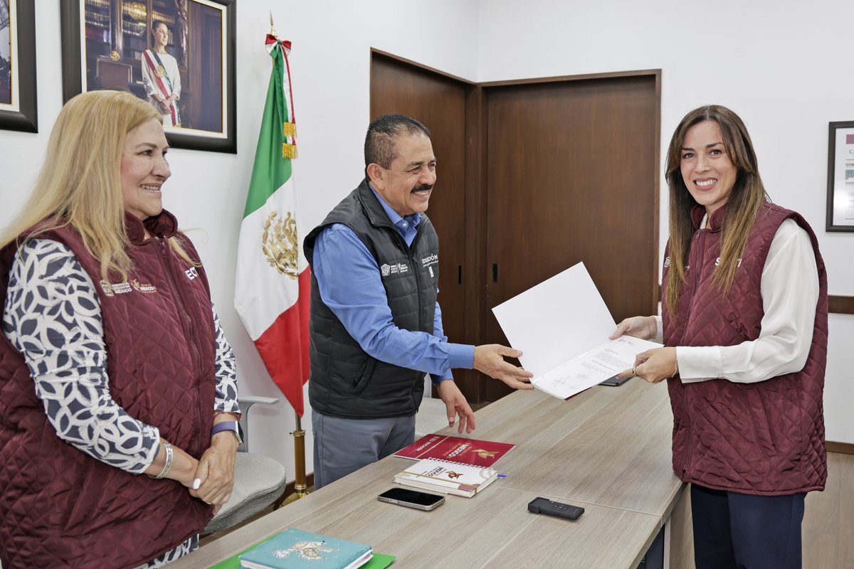 secti_edomex's tweet photo. ✨🙌🏻 Siguiendo la visión de nuestra Gobernadora @delfinagomeza para fortalecer las instituciones de educación superior, el Secretario Miguel Ángel Hernández Espejel entregó nombramientos a titulares de Universidades y Tecnológicos.🏫

#ElPoderDeServir https://t.co/KVfYlRilQP