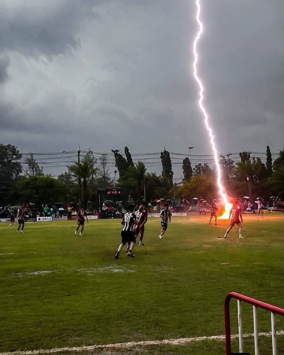 mynewshub's tweet photo. M4UT DISAMBAR PETIR KETIKA BERMAIN BOLA

Salam takziah buat keluarga Adik Sofwan Aweng, pemain bola sepak yang dilaporkan meninggal dunia selepas disambar petir ketika perlawanan Golok FA Cup di Daerah Sungai Golok, Narathiwat, petang semalam (4/8/2026)

Kejadian ini juga menjadi peringatan buat kita semua.

Jika bermain bola ketika cuaca mula gelap, terdengar guruh atau terlihat kilat, hentikan permainan dan segera berlindung di tempat yang selamat.

Jangan pertaruhkan nyawa demi meneruskan perlawanan.

Tiada perlawanan yang lebih penting daripada keselamatan nyawa.

Semoga Allah SWT mengampuni dan merahmati arwah, menempatkannya dalam kalangan orang beriman serta memberikan kekuatan dan ketabahan kepada keluarga dan rakan-rakan yang ditinggalkan.

Al-Fatihah.