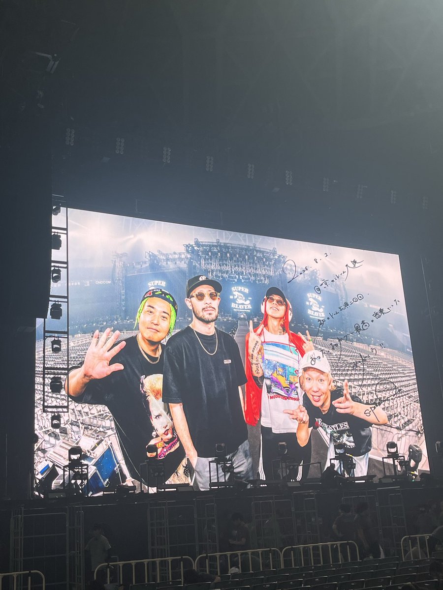 Mina371111's tweet photo. Bブロック1列目1番✨

メンバー激近😭
ほんと余韻が未だに抜けてなくて、地に足ついてない🤣
 #SUPERBEAVER https://t.co/xRjL9MWvzA