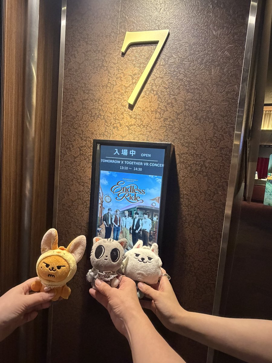 ma_txtmoa's tweet photo. 夜勤明けでのＶＲ^_−☆
近い❣️なでなでして、横からもメンバーみんなと👀合うし眼福。メンバーがのめり込んできます🤣語彙力なくて😂
モアに反応➡️おかわりももちろん💘

#투모로우바이투게더 #TOMORROW_X_TOGETHER
#ENDLESS_RIDE #엔드리스라이드 #TXT_VRConcert https://t.co/2rGIHD2xT7