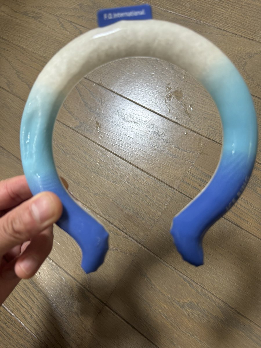 takizawa0914's tweet photo. 【今日のごみトリビア】
ネッククーラーがもし壊れたら、そのまま可燃ごみ（地域によっては不燃）に出してください。中身を洗面所に流すと、配管で液体が固まる恐れがあります。手についたらいらない布やティッシュ等で拭き取ってから、手洗いしましょう！ https://t.co/6OiNgmpiZs