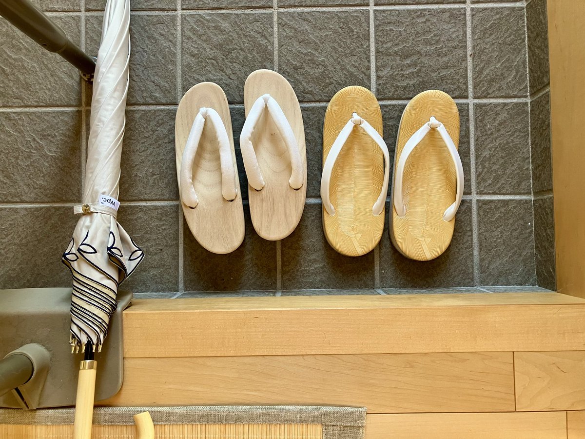 2ni3Masom's tweet photo. 🌻誕生日🪷だけど

新住職として初めての棚経初日

修行時代から慣れていても

ほどほどの緊張感と
丁寧に勤行する気持ちで

檀家さまの所へ行ってきます💨

　　　   ∧🌻∧
　　＿/(•̀ω•́๑ )〟
　 (0〃`~~~~~~⌒)
　 ┗ @  ───  @   ┛=з

#お盆 
#棚経 #下駄か雪駄 https://t.co/vdk0ksSwZl