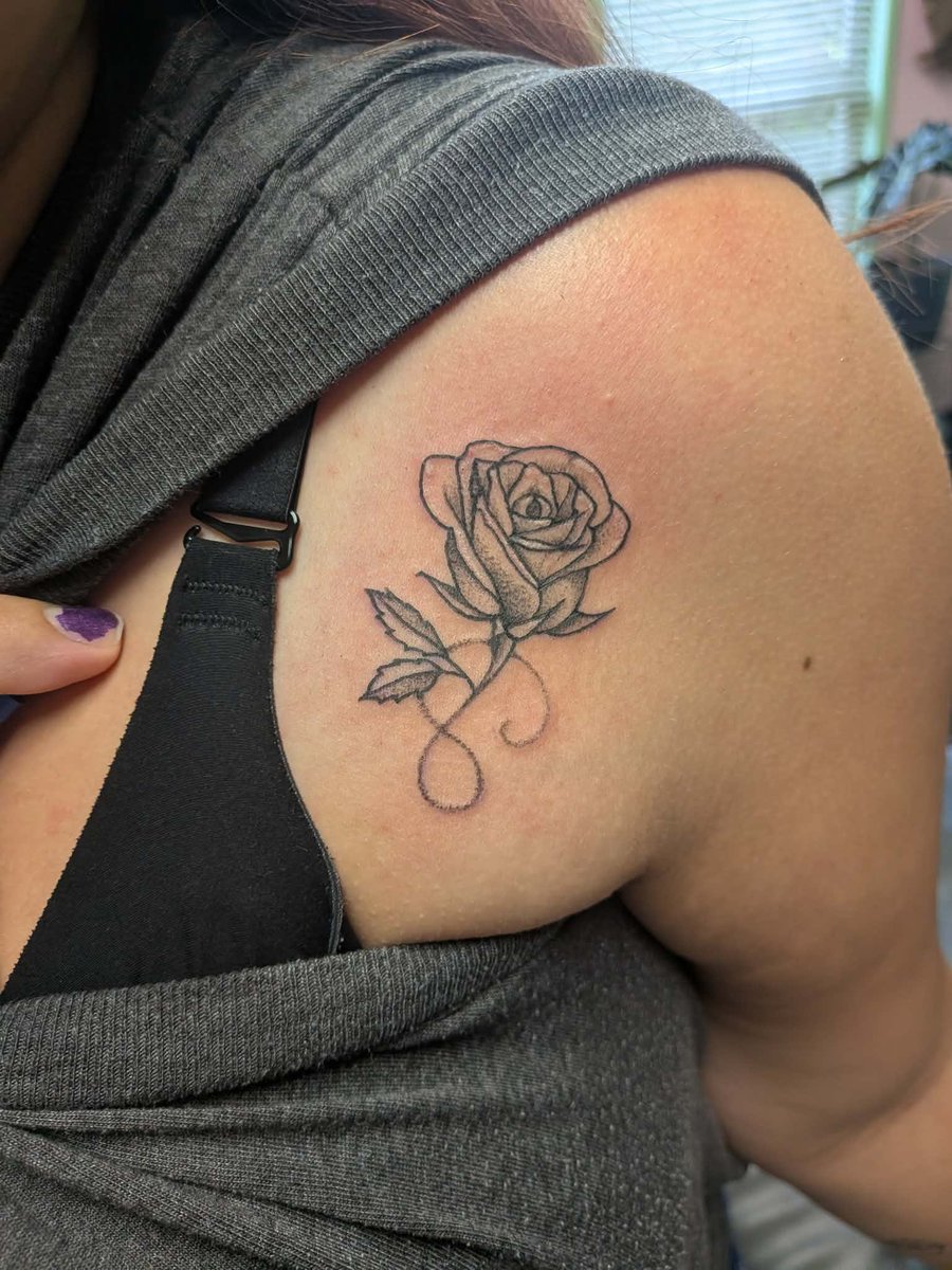 LillyJones1119's tweet photo. Got a tattoo, Nerds! Who wants to pay for my next one? 😈❤️

#tattoos 
#nerds 
#wedgies
#findom
#paypigs https://t.co/C3BPLz0bvi