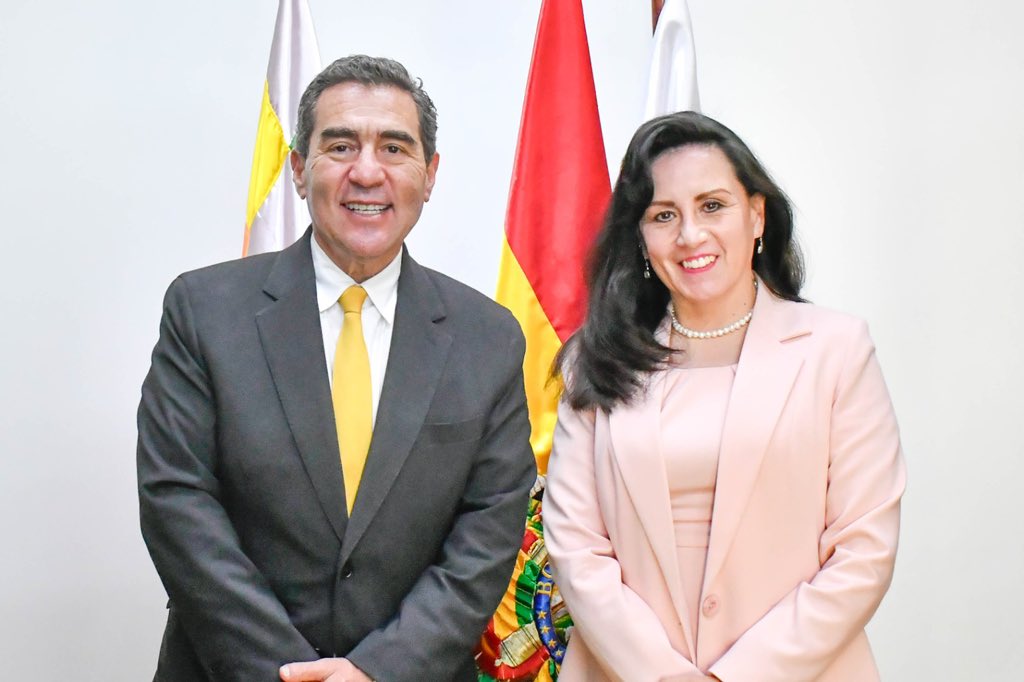 minplanifica's tweet photo. El ministro de Planificación del Desarrollo y Medio Ambiente, Fernando Romero Pinto, sostuvo una reunión con la presidenta del Tribunal Constitucional Plurinacional (TCP), Paola Verónica Prudencio Candia, para coordinar acciones orientadas al fortalecimiento institucional, el impulso a la transformación digital y el apoyo a proyectos estratégicos del Tribunal. El encuentro reafirmó el compromiso de ambas instituciones de trabajar de manera coordinada para contribuir a la modernización del Estado y al cumplimiento de los objetivos institucionales del TCP.

#BoliviaParaTodos 
#MPDyMA