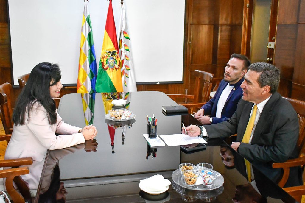 minplanifica's tweet photo. El ministro de Planificación del Desarrollo y Medio Ambiente, Fernando Romero Pinto, sostuvo una reunión con la presidenta del Tribunal Constitucional Plurinacional (TCP), Paola Verónica Prudencio Candia, para coordinar acciones orientadas al fortalecimiento institucional, el impulso a la transformación digital y el apoyo a proyectos estratégicos del Tribunal. El encuentro reafirmó el compromiso de ambas instituciones de trabajar de manera coordinada para contribuir a la modernización del Estado y al cumplimiento de los objetivos institucionales del TCP.

#BoliviaParaTodos 
#MPDyMA