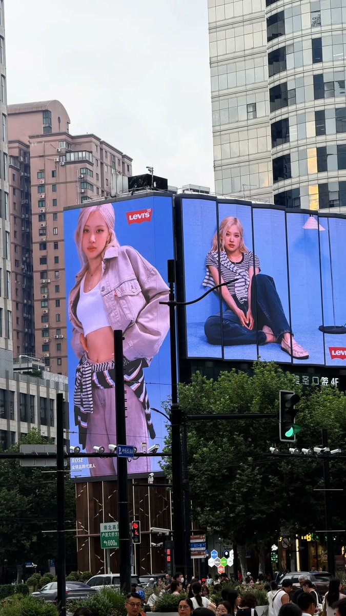 omgomoomg's tweet photo. 📍 HKRI Taikoo Hui, Shanghai 

#로제 #ROSÉ FOR LEVI'S
#ROSÉxLEVIS https://t.co/N49U88I69W