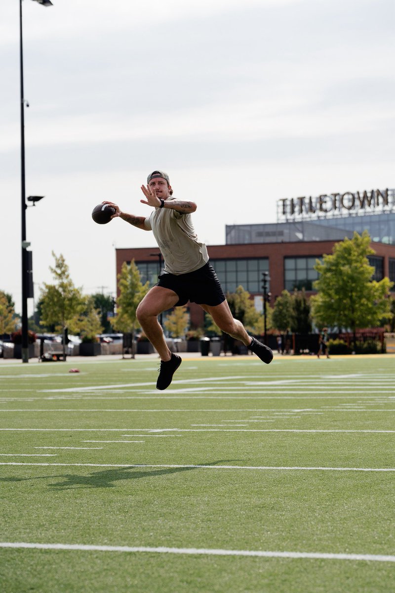 KurtBenkert's tweet photo. Slinging the Dime Lab ball around in one of my favorite places in the world, @titletown.

I missed Green Bay, and hope the Pack have an incredible season. https://t.co/EEYSIKZVTb