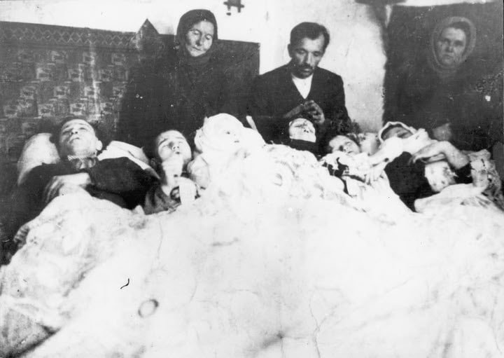 HenaroAllama's tweet photo. СЕМЬЯ КАРПЯКОВ УБИТАЯ УПА 14 ДЕКАБРЯ 1943 ГОДА.

Карпьяк Мария – 42 г., мать; Юзеф – 23 г., сын; Геновефа – 20 г., дочь; Владислав – 18, сын; Зофия – 8 лет, дочь; Зигмунт – 6 лет, сын. 
(Фото: НН, КАРТА) 12/1943 Латач Залещицкого района Тернопольской области. https://t.co/E2eBZeSvDJ