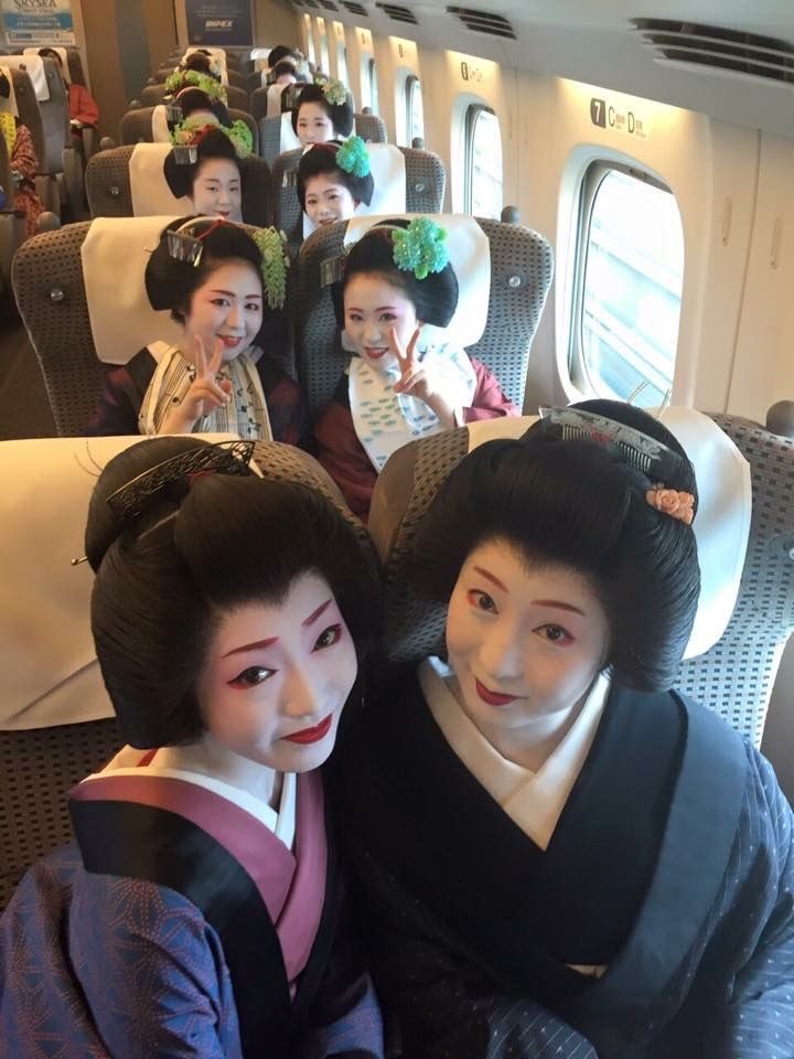 tammy_morinaga's tweet photo. 2015年に撮影された写真。
京都の観光PR活動の一環として芸妓さんと舞妓さん40名が東京へ向かう様子です。
新幹線のグリーン車内で撮られました。 https://t.co/RYiOaNT7Qo