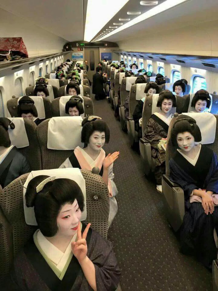 tammy_morinaga's tweet photo. 2015年に撮影された写真。
京都の観光PR活動の一環として芸妓さんと舞妓さん40名が東京へ向かう様子です。
新幹線のグリーン車内で撮られました。 https://t.co/RYiOaNT7Qo