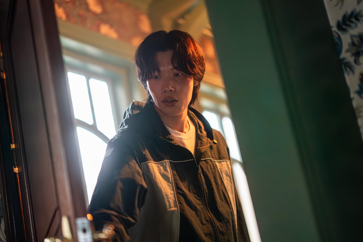 NetflixKR's tweet photo. 하루아침에 들쥐에게 삶을 빼앗긴 은둔 작가 문재
목적을 위해 물불 가리지 않는 사채업자 노자
들쥐의 정체와 진실을 추적하는 형사 순용

류준열, 설경구, 이규형의 미스터리 추적 스릴러 

<들쥐>, 8월 28일 공개. 오직 넷플릭스에서. https://t.co/aDyTu5x1Dx