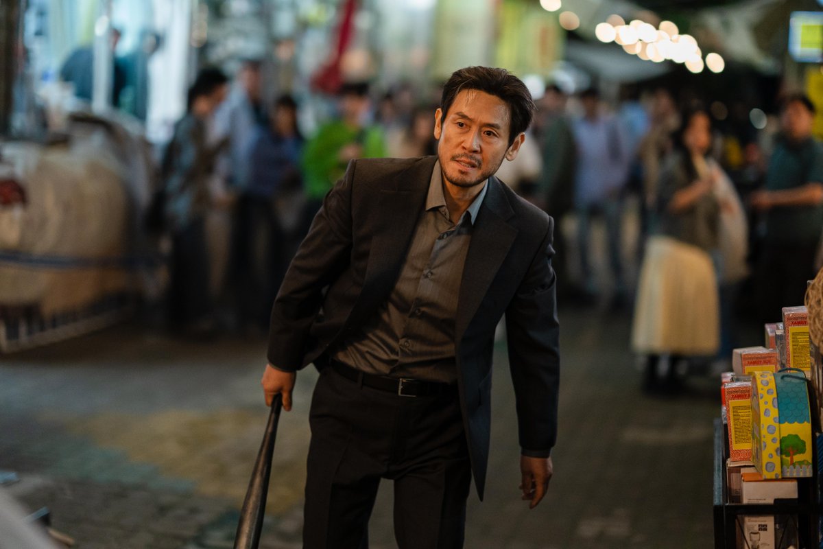 NetflixKR's tweet photo. 하루아침에 들쥐에게 삶을 빼앗긴 은둔 작가 문재
목적을 위해 물불 가리지 않는 사채업자 노자
들쥐의 정체와 진실을 추적하는 형사 순용

류준열, 설경구, 이규형의 미스터리 추적 스릴러 

<들쥐>, 8월 28일 공개. 오직 넷플릭스에서. https://t.co/aDyTu5x1Dx