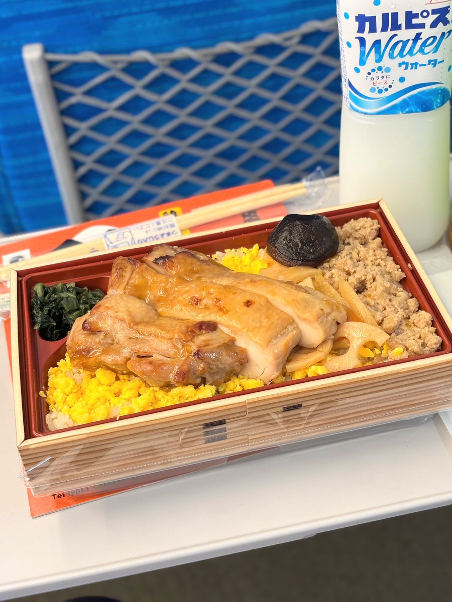 momocomputer's tweet photo. 千葉出張、行ってきます
今日も暑くなりそうだ

そしてそして、恒例の朝弁当は、車窓食堂さんの「鶏照焼きと生姜ご飯」！

これは…旨いぞよ！！

鶏照焼は、しっとり仕上がっていて味付けも絶妙
生姜ご飯の炊き具合もスバラシー

朝から満足いたしました https://t.co/jn4pNgpmbM