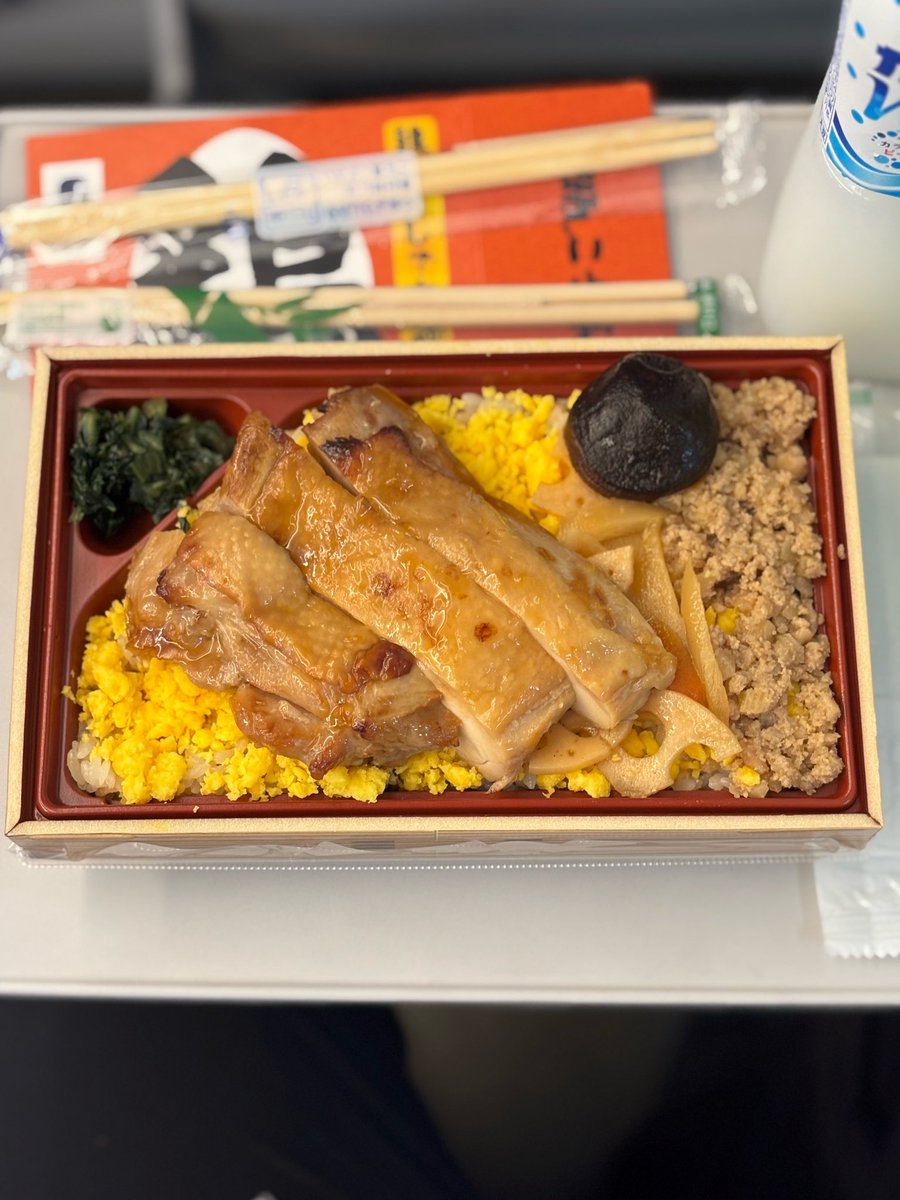 momocomputer's tweet photo. 千葉出張、行ってきます
今日も暑くなりそうだ

そしてそして、恒例の朝弁当は、車窓食堂さんの「鶏照焼きと生姜ご飯」！

これは…旨いぞよ！！

鶏照焼は、しっとり仕上がっていて味付けも絶妙
生姜ご飯の炊き具合もスバラシー

朝から満足いたしました https://t.co/jn4pNgpmbM