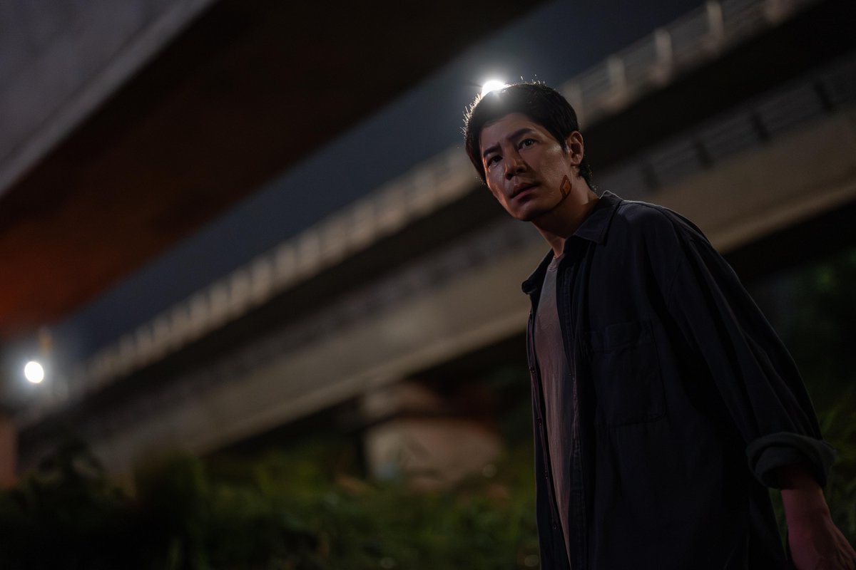 NetflixKR's tweet photo. 하루아침에 들쥐에게 삶을 빼앗긴 은둔 작가 문재
목적을 위해 물불 가리지 않는 사채업자 노자
들쥐의 정체와 진실을 추적하는 형사 순용

류준열, 설경구, 이규형의 미스터리 추적 스릴러 

<들쥐>, 8월 28일 공개. 오직 넷플릭스에서. https://t.co/aDyTu5x1Dx