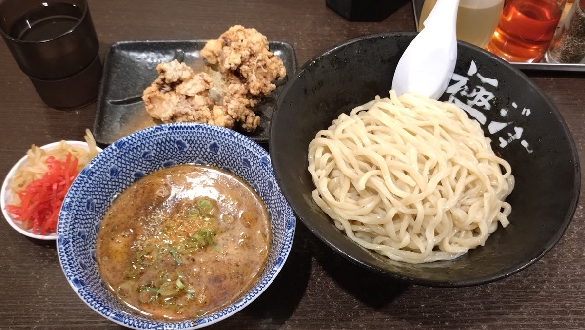 HCN03964932's tweet photo. 極ジョー
立川南(ラーメンスクエア)

はるゆたかゆずつけ麺大盛+極上のからあげ
#昨晩 https://t.co/j4Wsm4loqH
