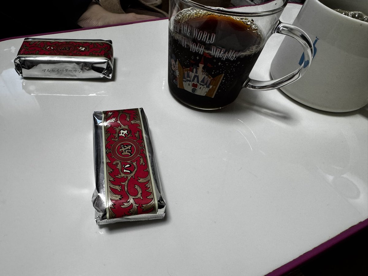 farmabeta's tweet photo. 定植終わって伸びてくるまではのんびり

コーヒー淹れてまったりするくらいの余裕ある朝です

大好きなバターサンドは大切にしすぎて賞味期限を10日ほどオーバー😇

冷蔵庫は無敵を信じてる方です😆 https://t.co/yacorx6vwL