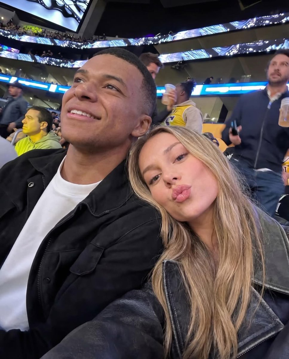 Elh_Mrr's tweet photo. Kylian Mbappé pisse ouvertement sur l’extrême droite.

Ester Expósito  défend ouvertement la Palestine.

C’est le meilleur couple au monde. 💯 https://t.co/Y7Ke5vfFbs